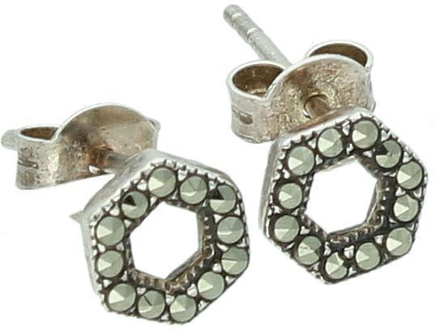 Kolczyki Infinity ze srebra 925, zdobione markazytami. Długość 0,6 cm, zapięcie na sztyft. Lekkie i eleganckie. W komplecie ozdobne pudełko – idealne na prezent.1.jpg