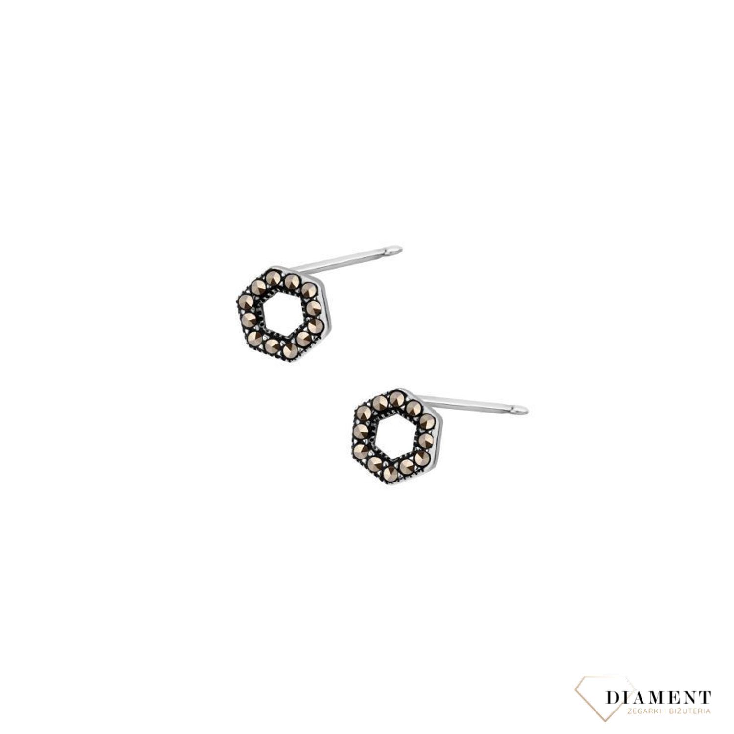Kolczyki Infinity ze srebra 925, zdobione markazytami. Długość 0,6 cm, zapięcie na sztyft. Lekkie i eleganckie. W komplecie ozdobne pudełko – idealne na prezent.1.jpg