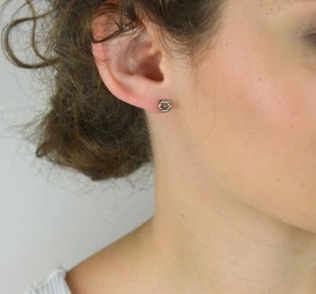 Kolczyki Infinity ze srebra 925, zdobione markazytami. Długość 0,6 cm, zapięcie na sztyft. Lekkie i eleganckie. W komplecie ozdobne pudełko – idealne na prezent (1).JPG