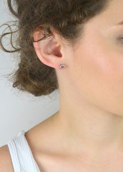 Kolczyki Infinity ze srebra 925, zdobione markazytami. Długość 0,6 cm, zapięcie na sztyft. Lekkie i eleganckie. W komplecie ozdobne pudełko – idealne na prezent (2).JPG