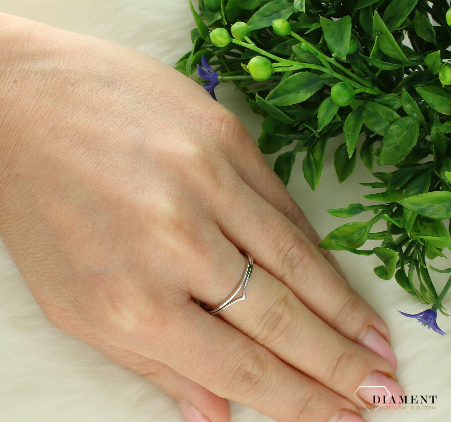 Srebrny pierścionek damski 925 delikatna obrączka z falą rozmiar 16 TFPZ004116. Srebrny pierścionek damski Delikatny srebrny pierścionek. Pierścionek srebrny damski na prezent. Srebrny pierścionek dla ukochanej..jpg