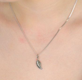 Zawieszka w kształcie liścia z markazytami, wykonana ze srebra próby 925. Styl vintage, naturalna elegancja – idealna na prezent lub do codziennej stylizacji. Elegancja i natura TFZK0046 (1).JPG