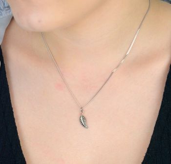 Zawieszka w kształcie liścia z markazytami, wykonana ze srebra próby 925. Styl vintage, naturalna elegancja – idealna na prezent lub do codziennej stylizacji. Elegancja i natura TFZK0046 (3).JPG