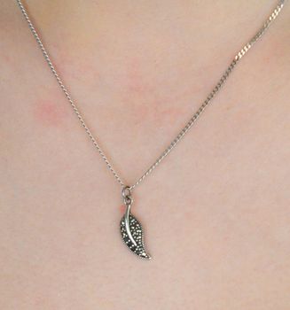 Zawieszka w kształcie liścia z markazytami, wykonana ze srebra próby 925. Styl vintage, naturalna elegancja – idealna na prezent lub do codziennej stylizacji. Elegancja i natura TFZK0046 (4).JPG