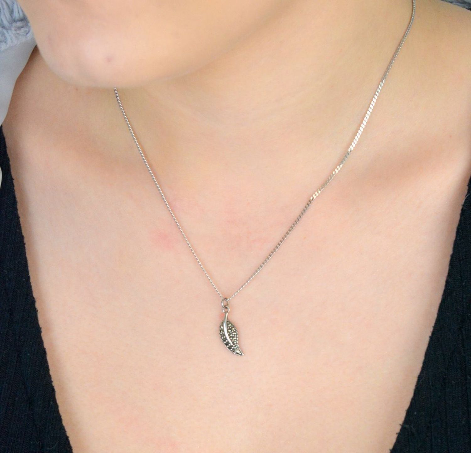 Zawieszka srebrna liść TFZK0046 z markazytami.jpg