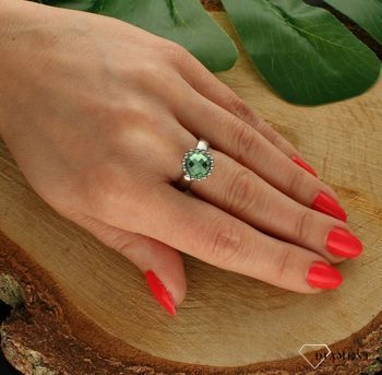 Charms Melano Kryształ Chrystolite 8 mm Pierścionek Melano TMB7SS10265. Charms do pierścionka z kolekcji TWISTED by MelanO wykonane jest z wysokiej jakości stali szlachetnej. Charms z kryształem. Kryształ zielony.  (2).jpg