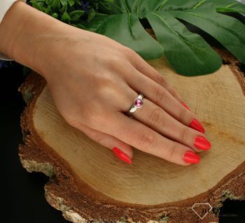 Charms Melano Kryształ Light Rose pierścionek 6 mm TMB8SS06233. Charms do pierścionka z kolekcji TWISTED by MelanO wykonane jest z wysokiej jakości stali szlachetnej z pięknie osadzonym kryształem w kolorze Light Rose (różow.jpg