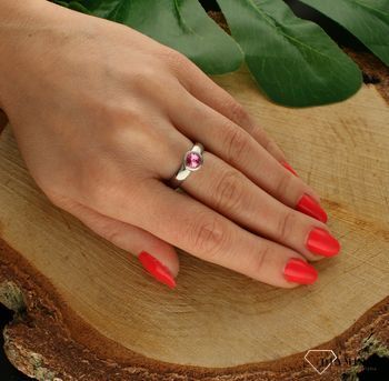 Charms Melano Kryształ Light Rose pierścionek 6 mm TMB8SS06233. Charms do pierścionka z kolekcji TWISTED by MelanO wykonane jest z wysokiej jakości stali szlachetnej z pięknie osadzonym kryształem w kolorze Light Rose (różowy) (1).jpg