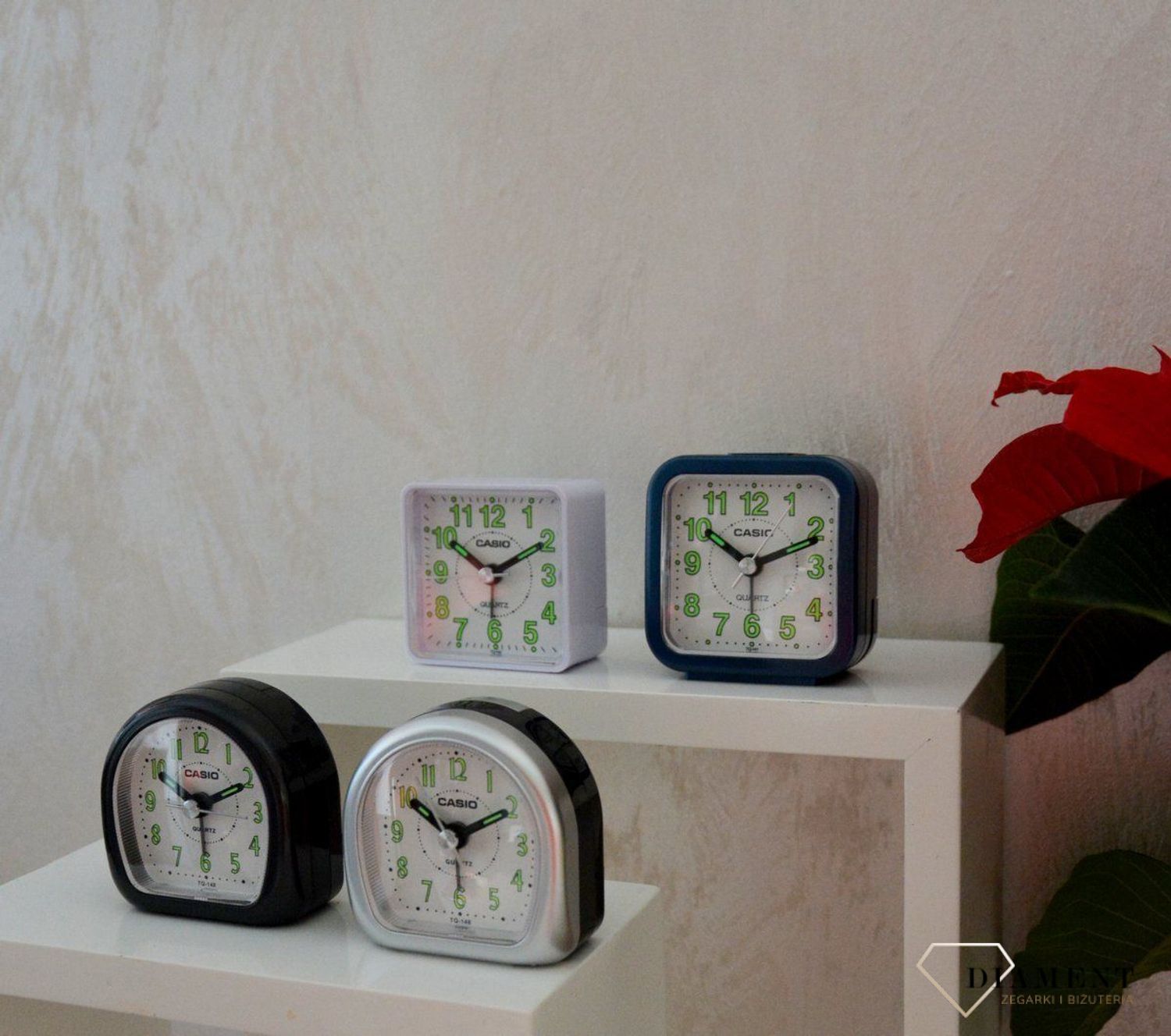 Budzik na baterię Casio zaokrąglony w kolorze srebrnym.jpg