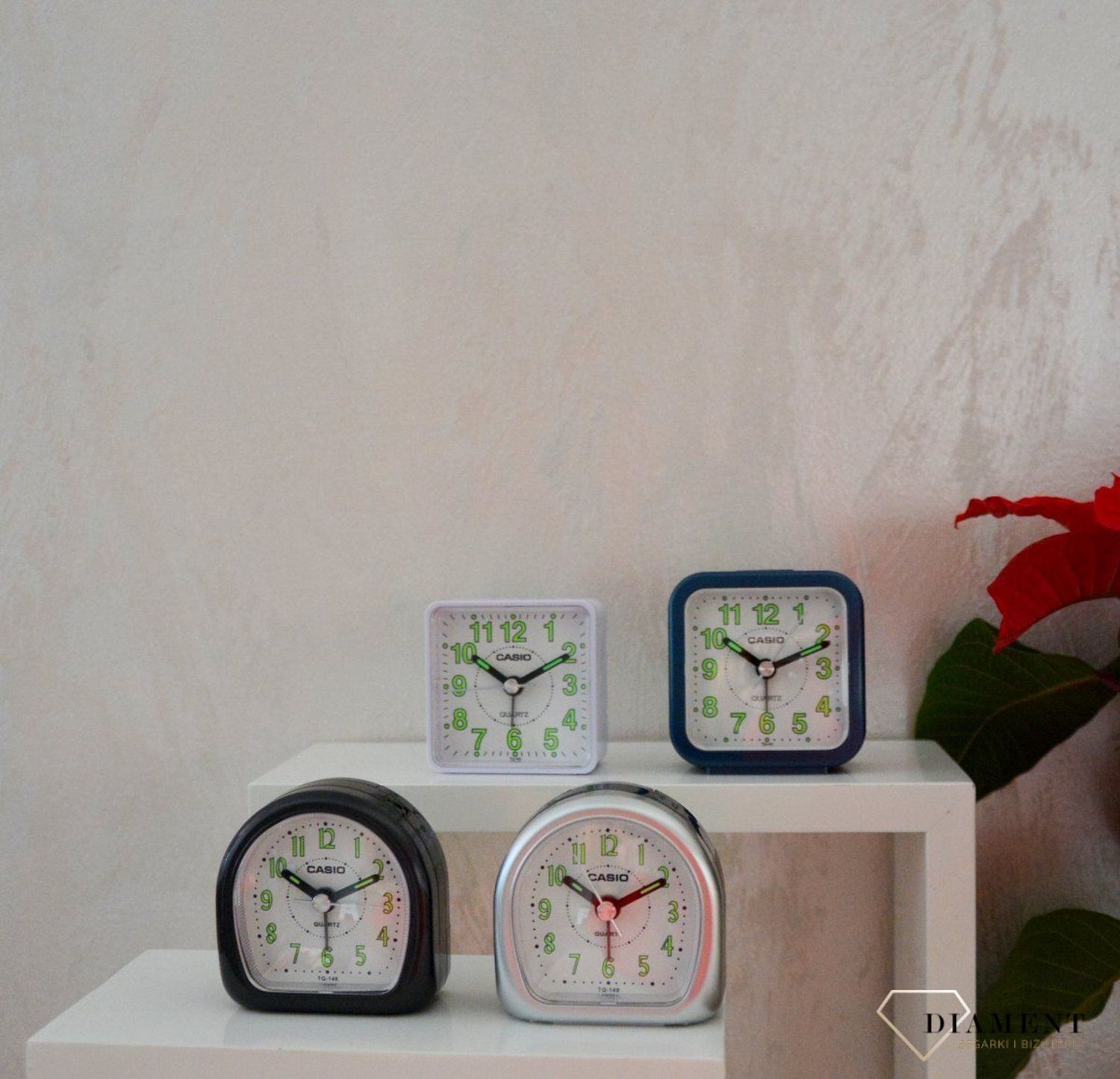 Budzik na baterię Casio zaokrąglony w kolorze srebrnym.jpg