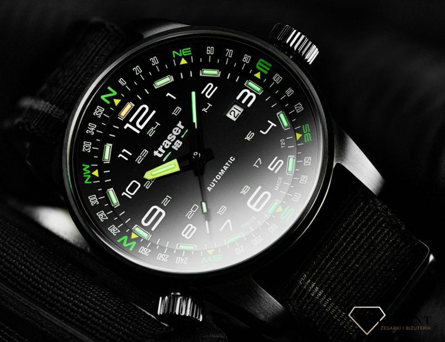Zegarek męski z wyraźną tarcza z białymi cyframi arabskimi. Zegarek męski z tekstylnym paskiem w kolorze czarnym, który idealnie współgra z tarczą (2).jpg