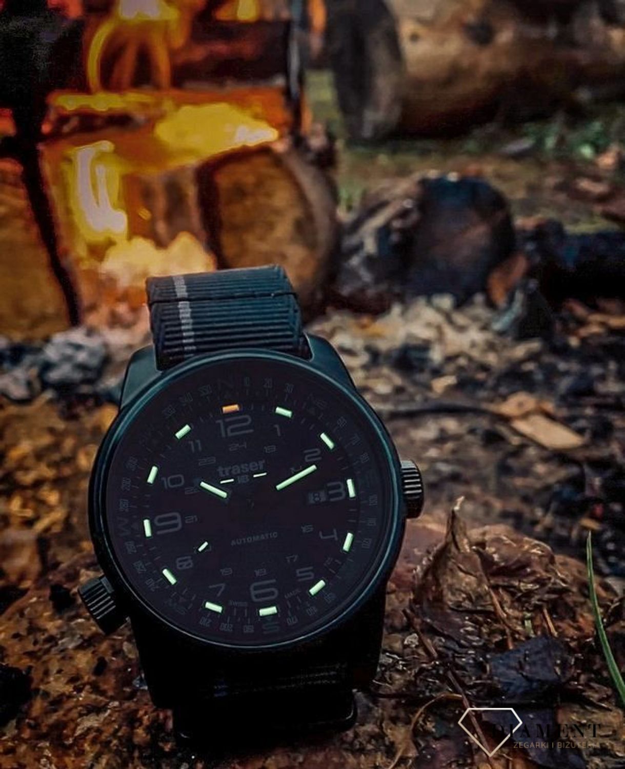 Zegarek męski z wyraźną tarcza z białymi cyframi arabskimi. Zegarek męski z tekstylnym paskiem w kolorze czarnym, który idealnie współgra z tarczą (2).jpg