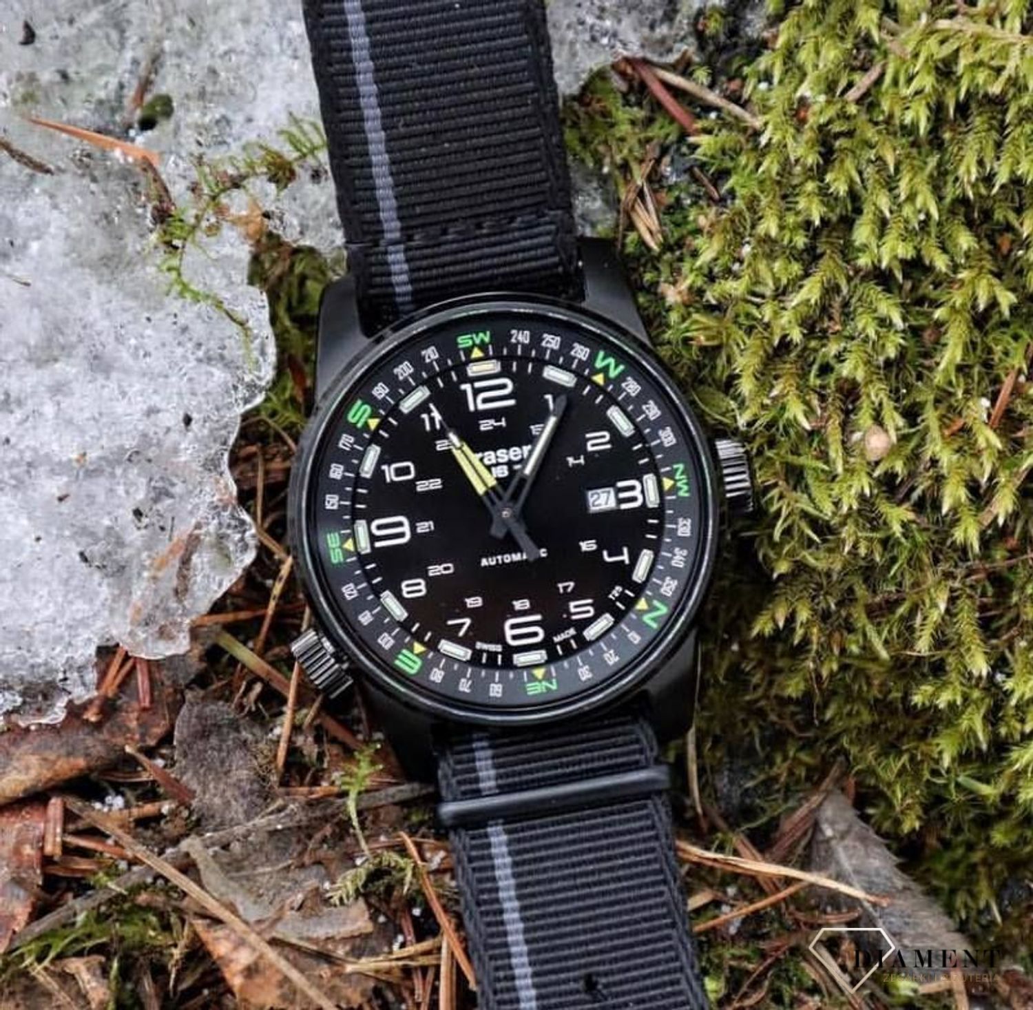 Zegarek męski z wyraźną tarcza z białymi cyframi arabskimi. Zegarek męski z tekstylnym paskiem w kolorze czarnym, który idealnie współgra z tarczą (2).jpg