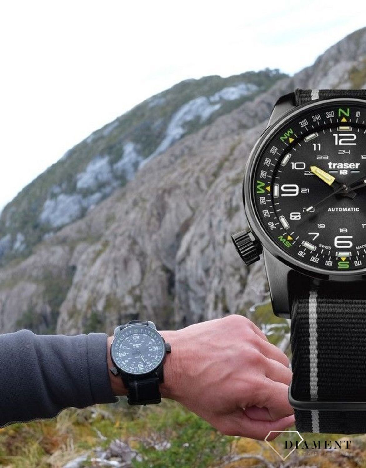 Zegarek męski z wyraźną tarcza z białymi cyframi arabskimi. Zegarek męski z tekstylnym paskiem w kolorze czarnym, który idealnie współgra z tarczą (2).jpg