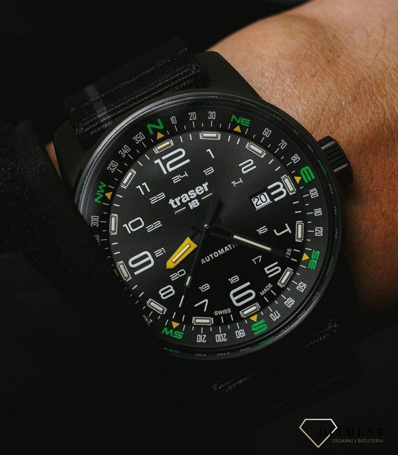 Zegarek męski z wyraźną tarcza z białymi cyframi arabskimi. Zegarek męski z tekstylnym paskiem w kolorze czarnym, który idealnie współgra z tarczą (2).jpg