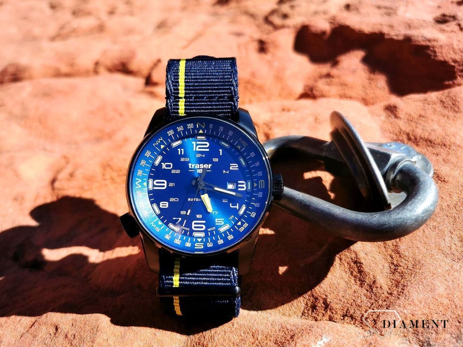 Zegarek męski z niebieską tarcza z białymi cyframi arabskimi. Zegarek męski z tekstylnym paskiem w kolorze granatowym, który idealnie współgra z tarczą (2).jpg