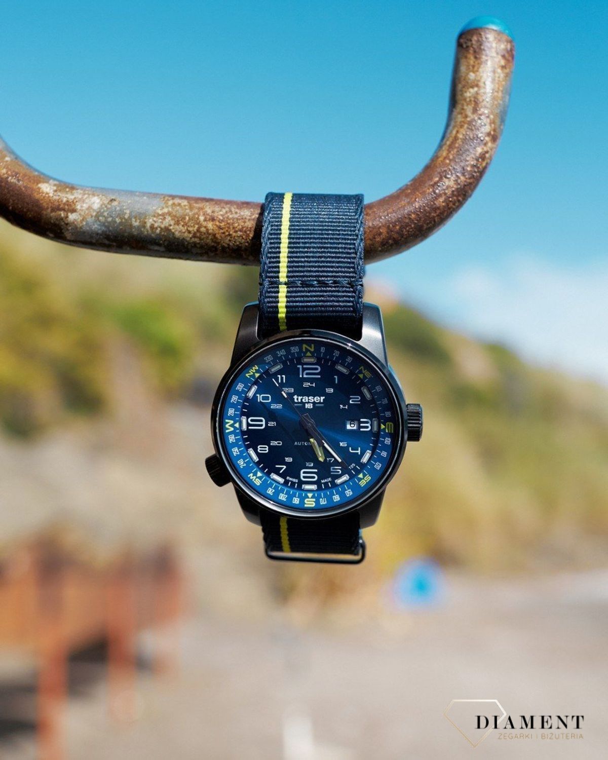 Zegarek męski z niebieską tarcza z białymi cyframi arabskimi. Zegarek męski z tekstylnym paskiem w kolorze granatowym, który idealnie współgra z tarczą (2).jpg
