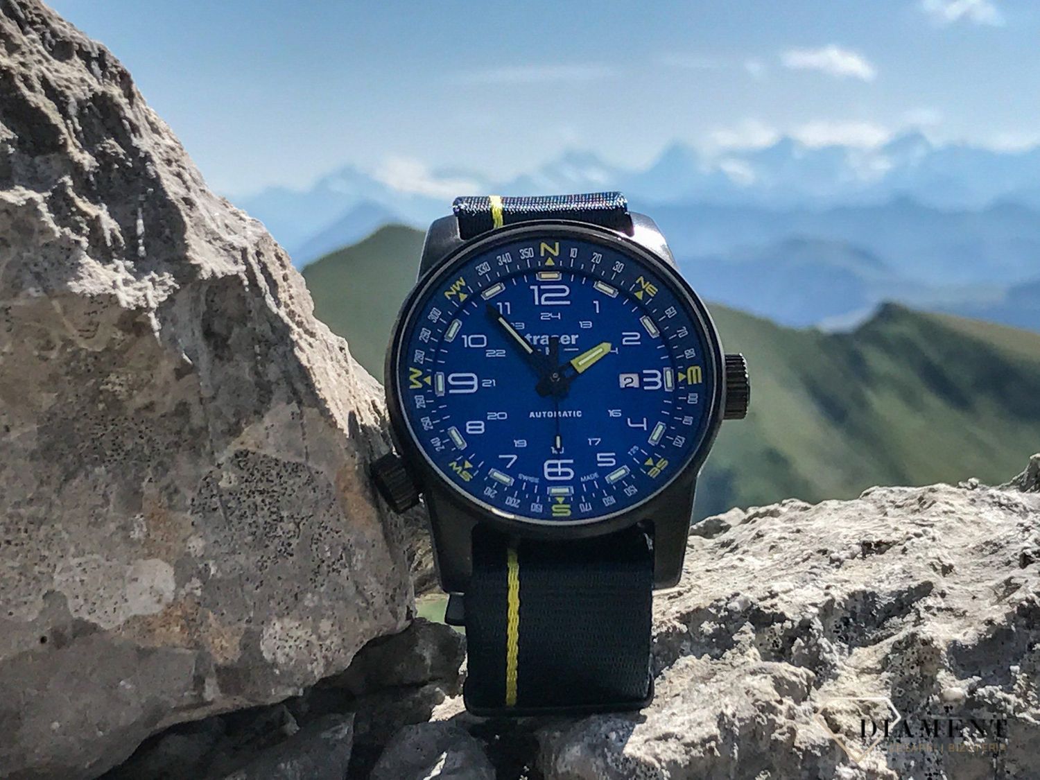 Zegarek męski z niebieską tarcza z białymi cyframi arabskimi. Zegarek męski z tekstylnym paskiem w kolorze granatowym, który idealnie współgra z tarczą (2).jpg