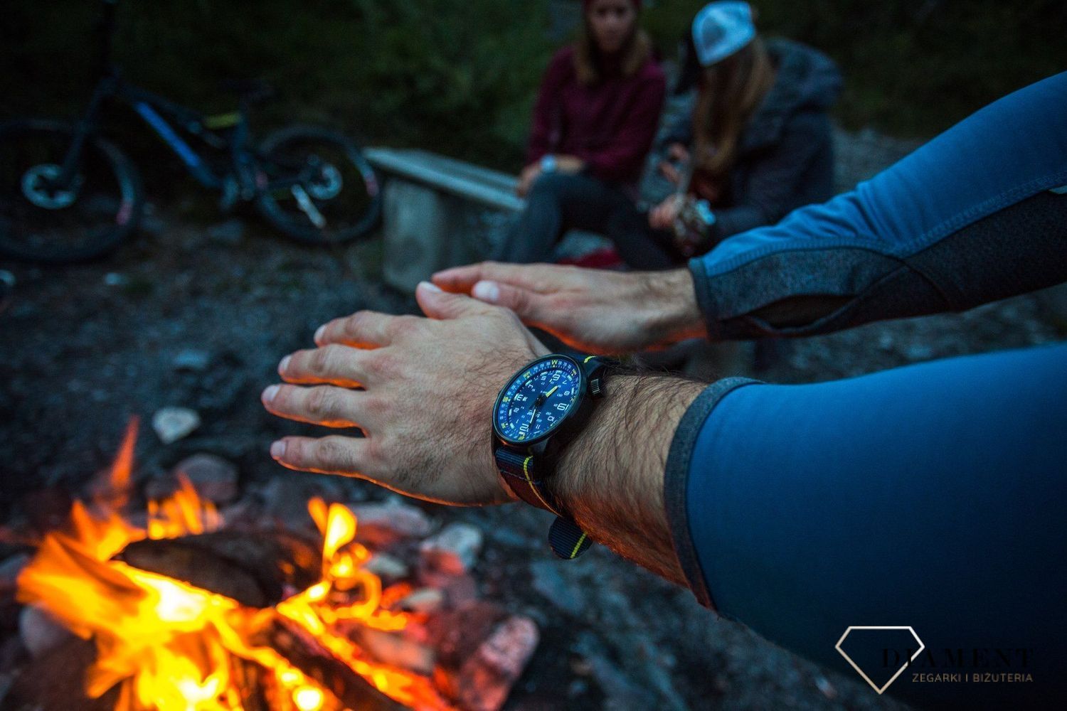 Zegarek męski z niebieską tarcza z białymi cyframi arabskimi. Zegarek męski z tekstylnym paskiem w kolorze granatowym, który idealnie współgra z tarczą (2).jpg