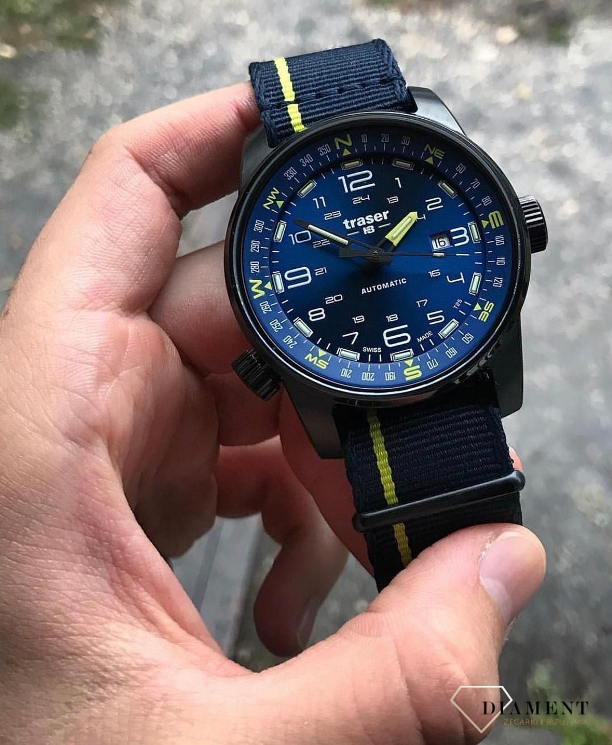 Zegarek męski z niebieską tarcza z białymi cyframi arabskimi. Zegarek męski z tekstylnym paskiem w kolorze granatowym, który idealnie współgra z tarczą (2).jpg