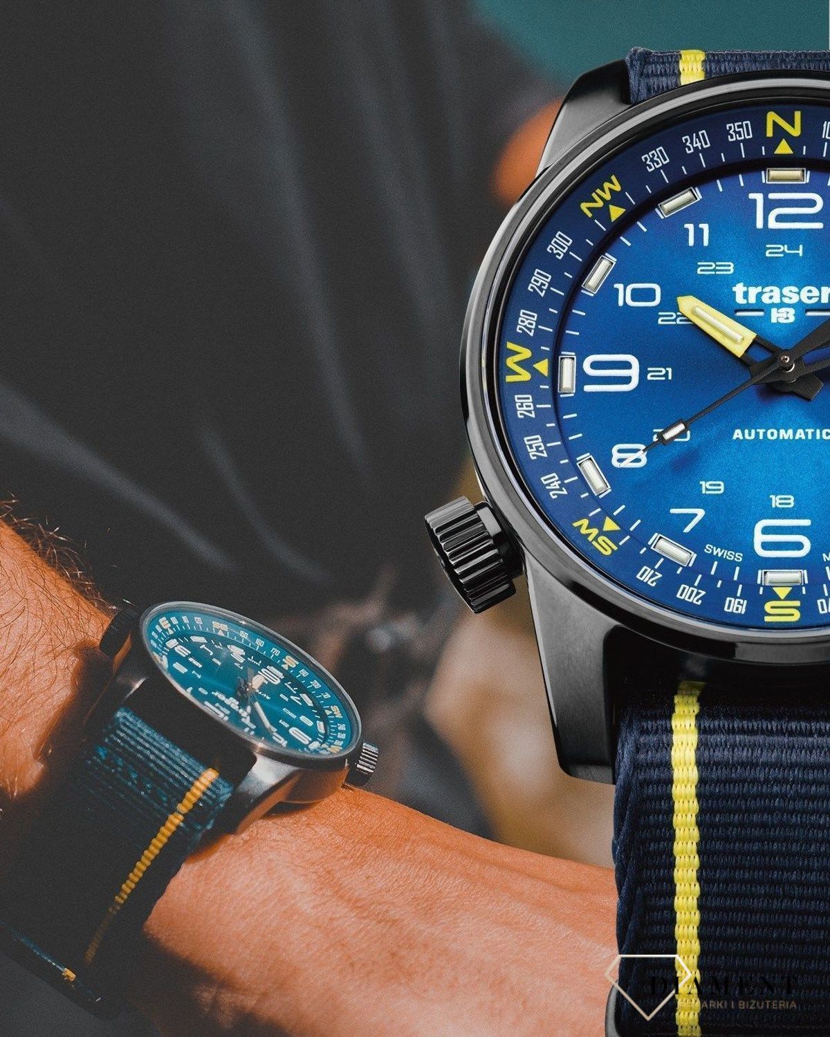 Zegarek męski z niebieską tarcza z białymi cyframi arabskimi. Zegarek męski z tekstylnym paskiem w kolorze granatowym, który idealnie współgra z tarczą (2).jpg