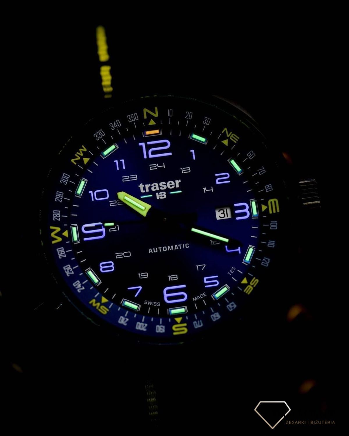 Zegarek męski z niebieską tarcza z białymi cyframi arabskimi. Zegarek męski z tekstylnym paskiem w kolorze granatowym, który idealnie współgra z tarczą (2).jpg