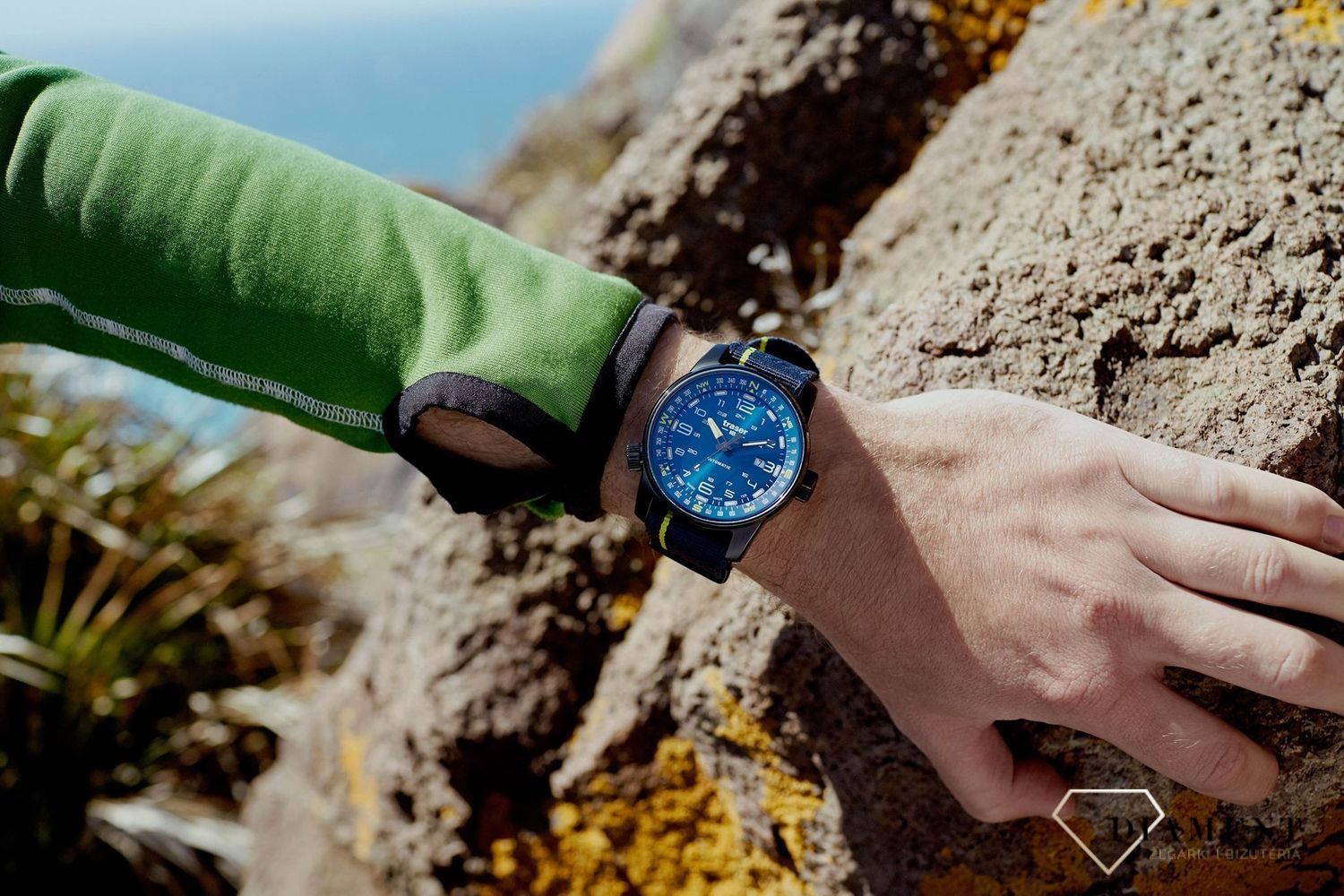 Zegarek męski z niebieską tarcza z białymi cyframi arabskimi. Zegarek męski z tekstylnym paskiem w kolorze granatowym, który idealnie współgra z tarczą (2).jpg