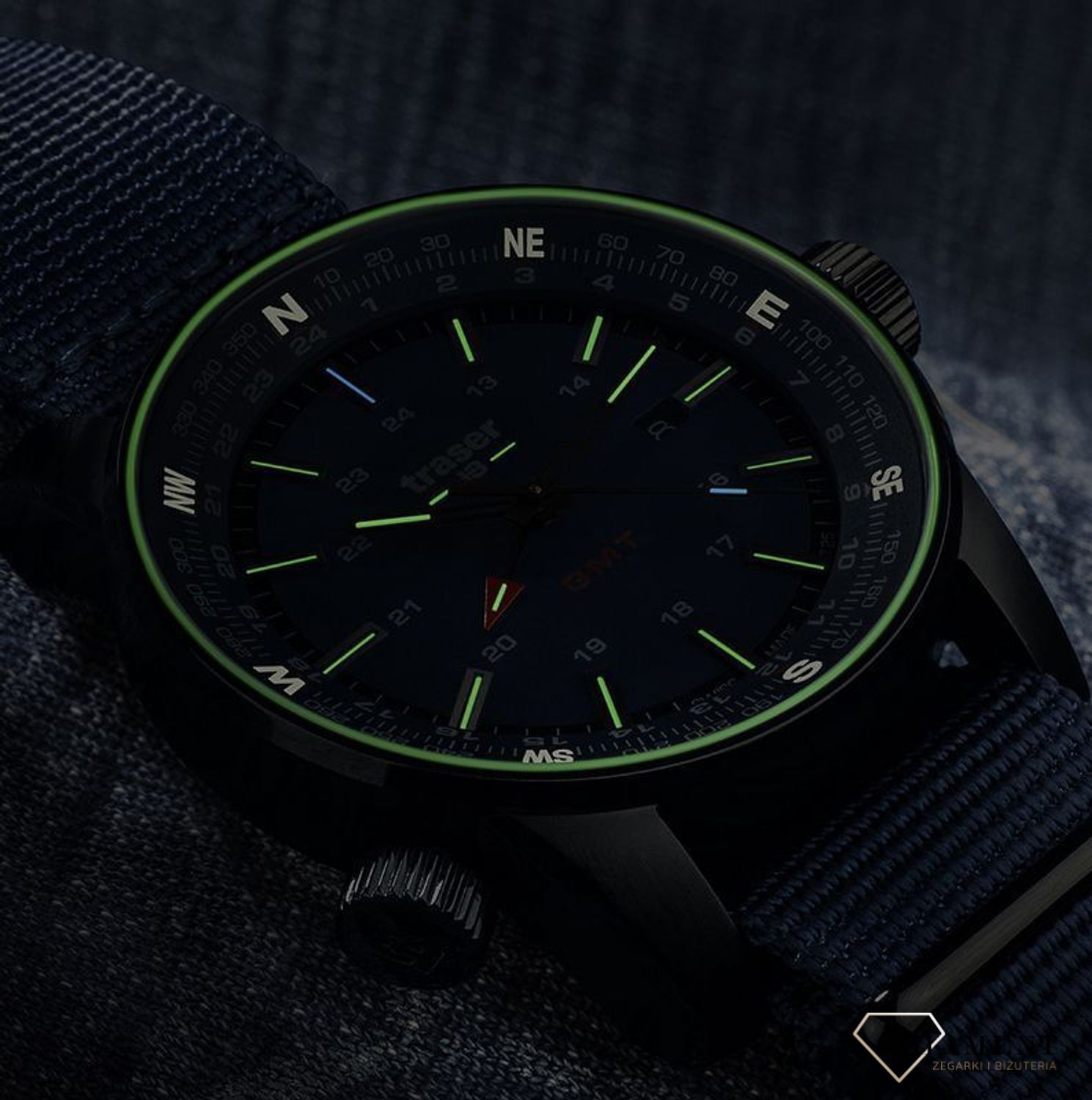 Zegarek męski w modnym niebieskim kolorze na solidnym i wytrzymałym pasku tekstylnym typu NATO. Zegarek męski to idealny pomysł na prezent (3).jpg