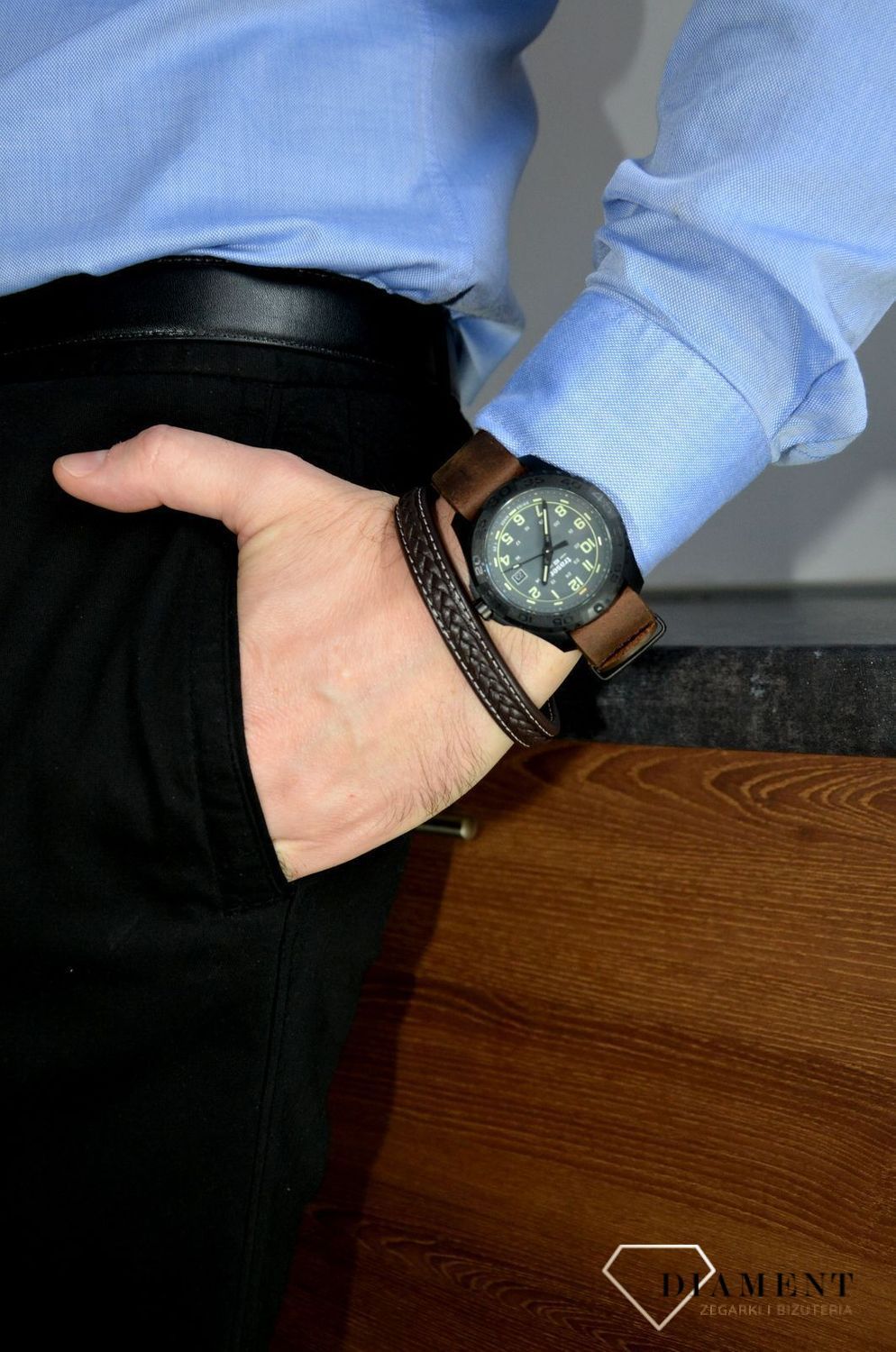 Zegarek męski z kopertą z polimeru zbrojonego włóknem szklanym. Zegarek podświetlany nową technologią zwaną trigalight czyli szklane rurki wypełnione trytem (2).jpg