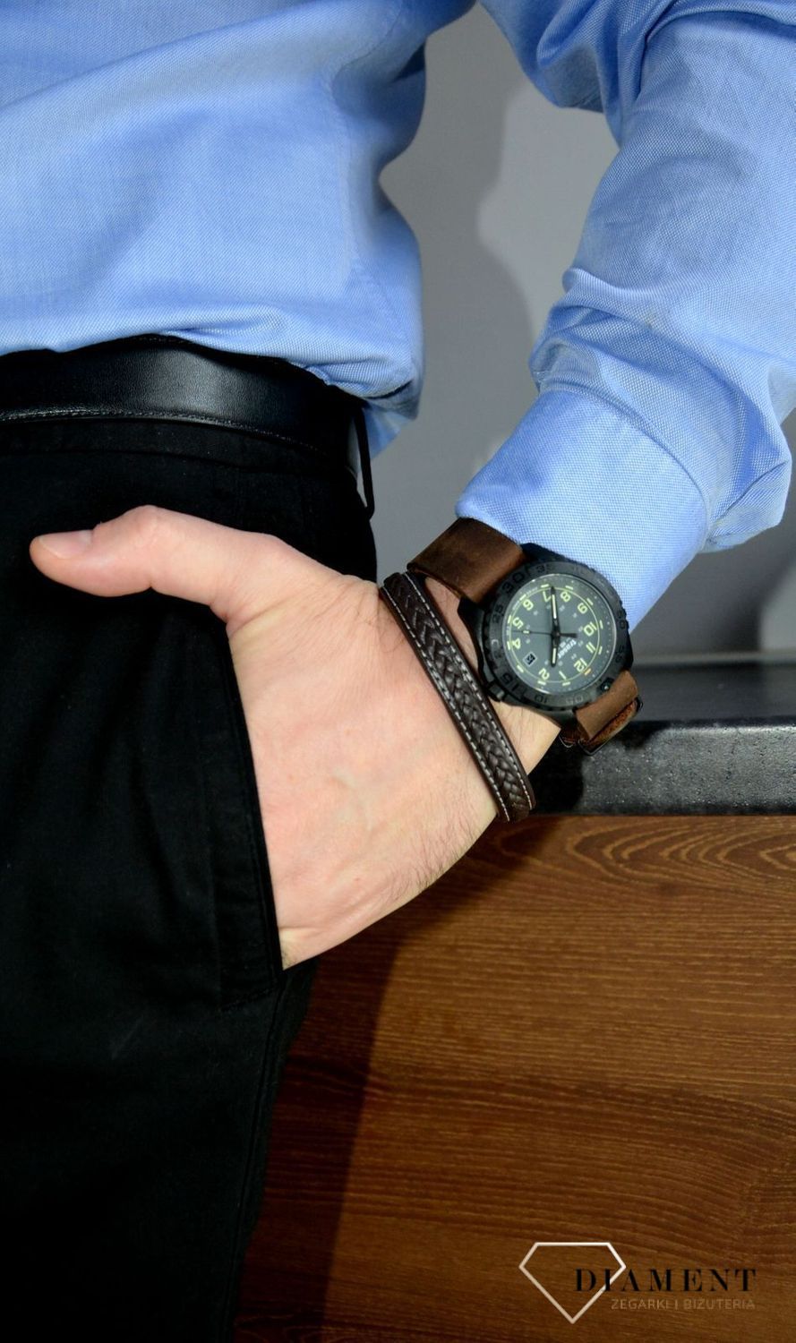 Zegarek męski z kopertą z polimeru zbrojonego włóknem szklanym. Zegarek podświetlany nową technologią zwaną trigalight czyli szklane rurki wypełnione trytem (2).jpg