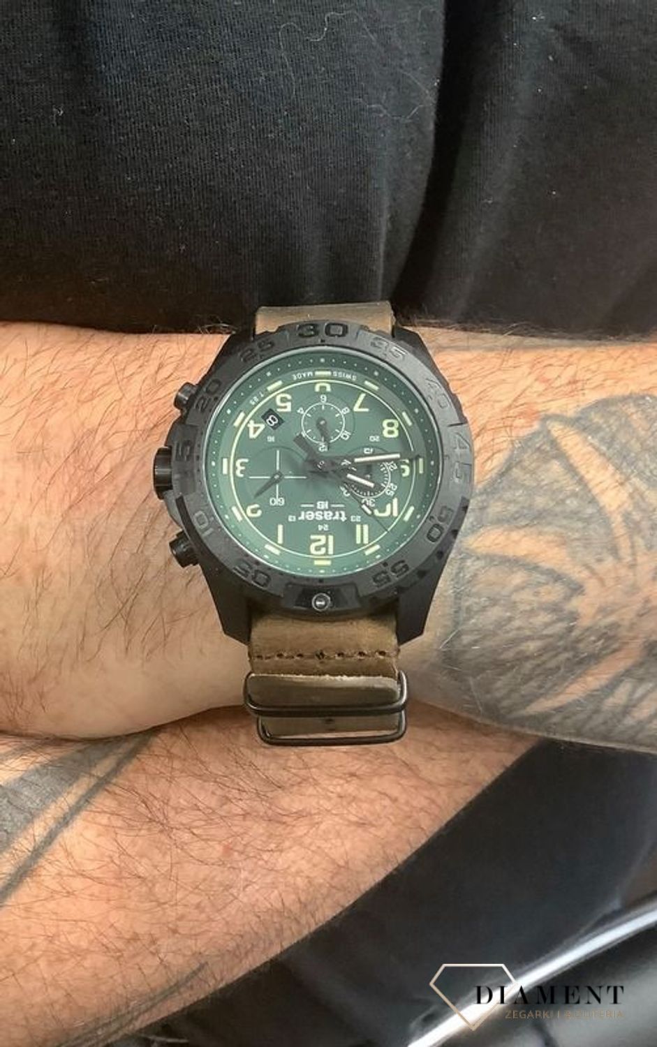 Zegarek męski z solidnym paskiem z licowanego kawałka skóry. Zegarek z przeznaczeniem dla osób lubiących podróżować i spędzać aktywnie czas (2).jpg