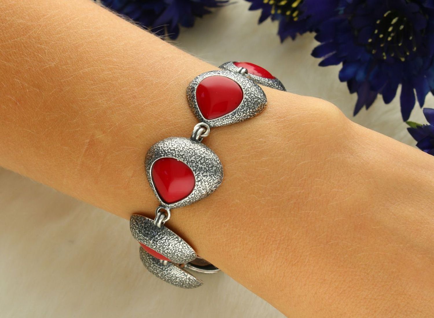 Elegancka bransoletka damska TSB000004-60 ze srebra próby 925, ozdobiona czerwonymi kamieniami syntetycznymi. Długość 16+4 cm, szerokość 2,1 cm, zapięcie na karabińczyk. 1.jpg