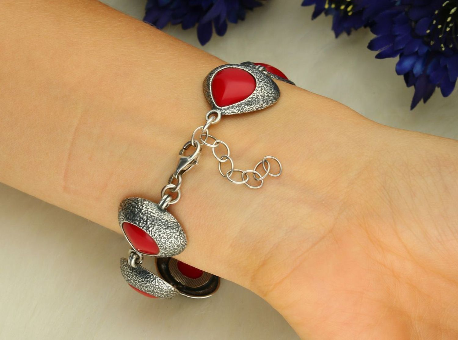 Elegancka bransoletka damska TSB000004-60 ze srebra próby 925, ozdobiona czerwonymi kamieniami syntetycznymi. Długość 16+4 cm, szerokość 2,1 cm, zapięcie na karabińczyk. 1.jpg