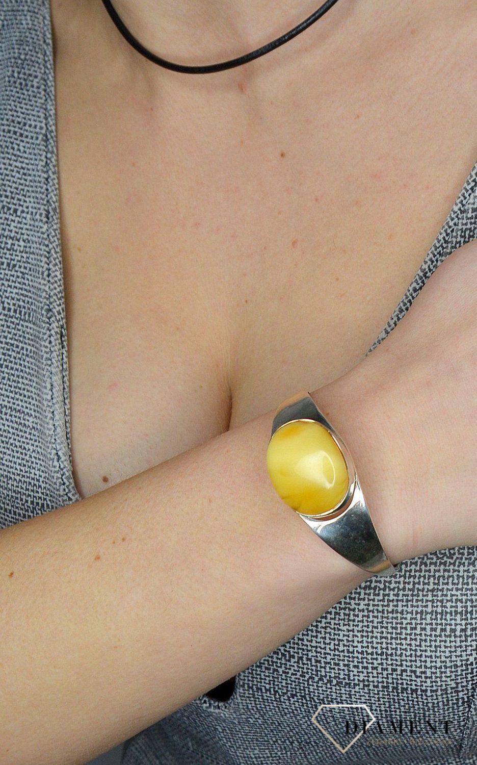 Bransoleta sztywna z jasnym bursztynem TSB000004-61 to propozycja od sklepu jubilerskiego Diament.jpg