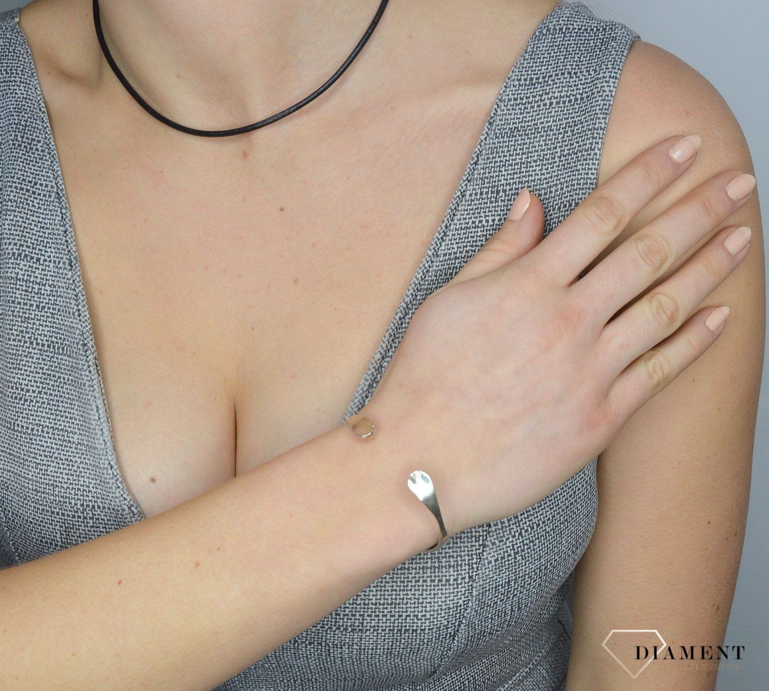 Bransoleta sztywna z jasnym bursztynem TSB000004-61 to propozycja od sklepu jubilerskiego Diament.jpg