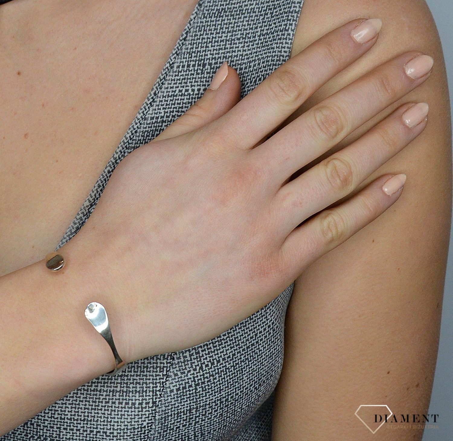 Bransoleta sztywna z jasnym bursztynem TSB000004-61 to propozycja od sklepu jubilerskiego Diament.jpg