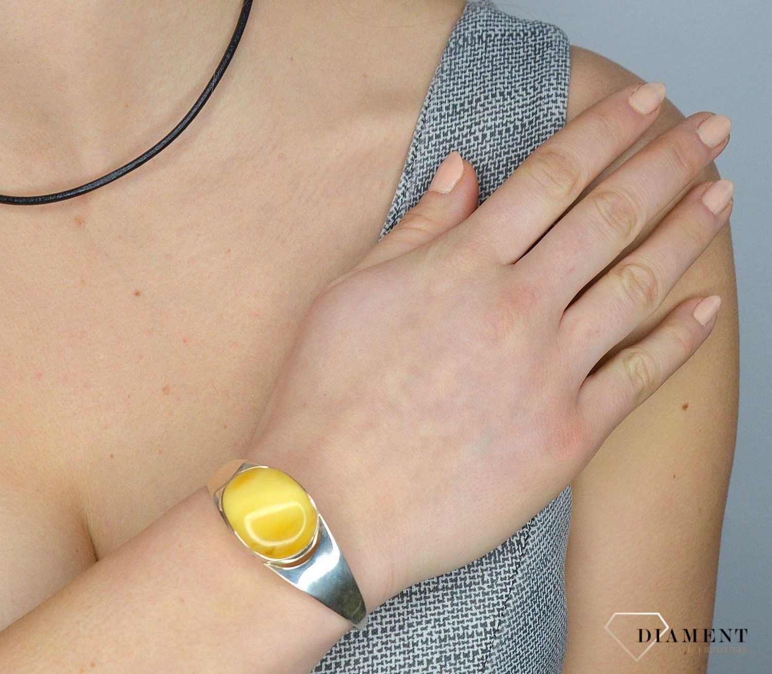 Bransoleta sztywna z jasnym bursztynem TSB000004-61 to propozycja od sklepu jubilerskiego Diament.jpg