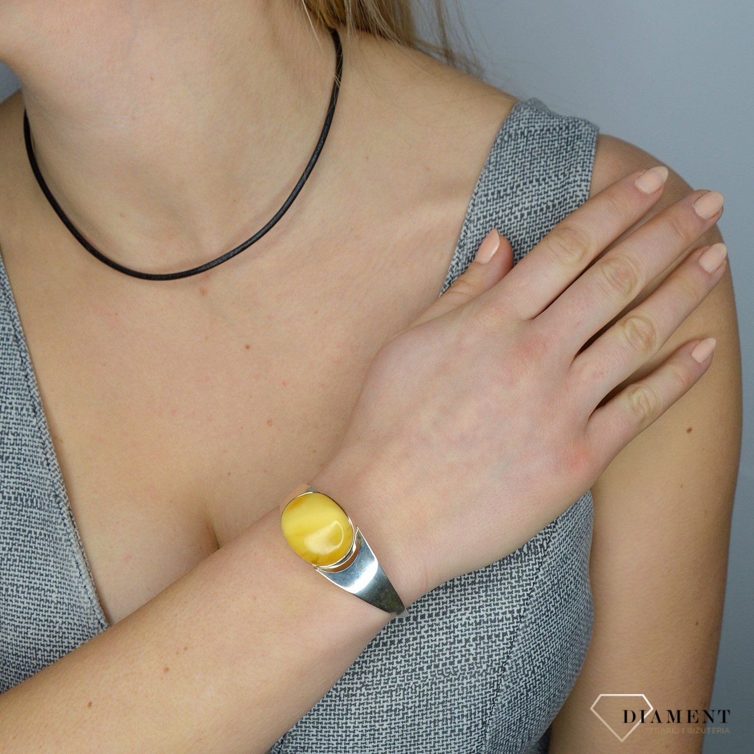 Bransoleta sztywna z jasnym bursztynem TSB000004-61 to propozycja od sklepu jubilerskiego Diament.jpg