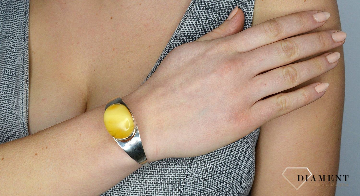 Bransoleta sztywna z jasnym bursztynem TSB000004-61 to propozycja od sklepu jubilerskiego Diament.jpg