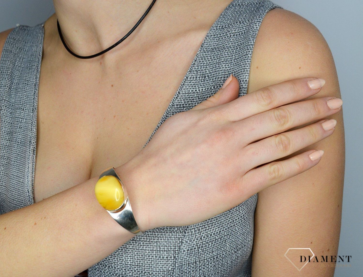 Bransoleta sztywna z jasnym bursztynem TSB000004-61 to propozycja od sklepu jubilerskiego Diament.jpg