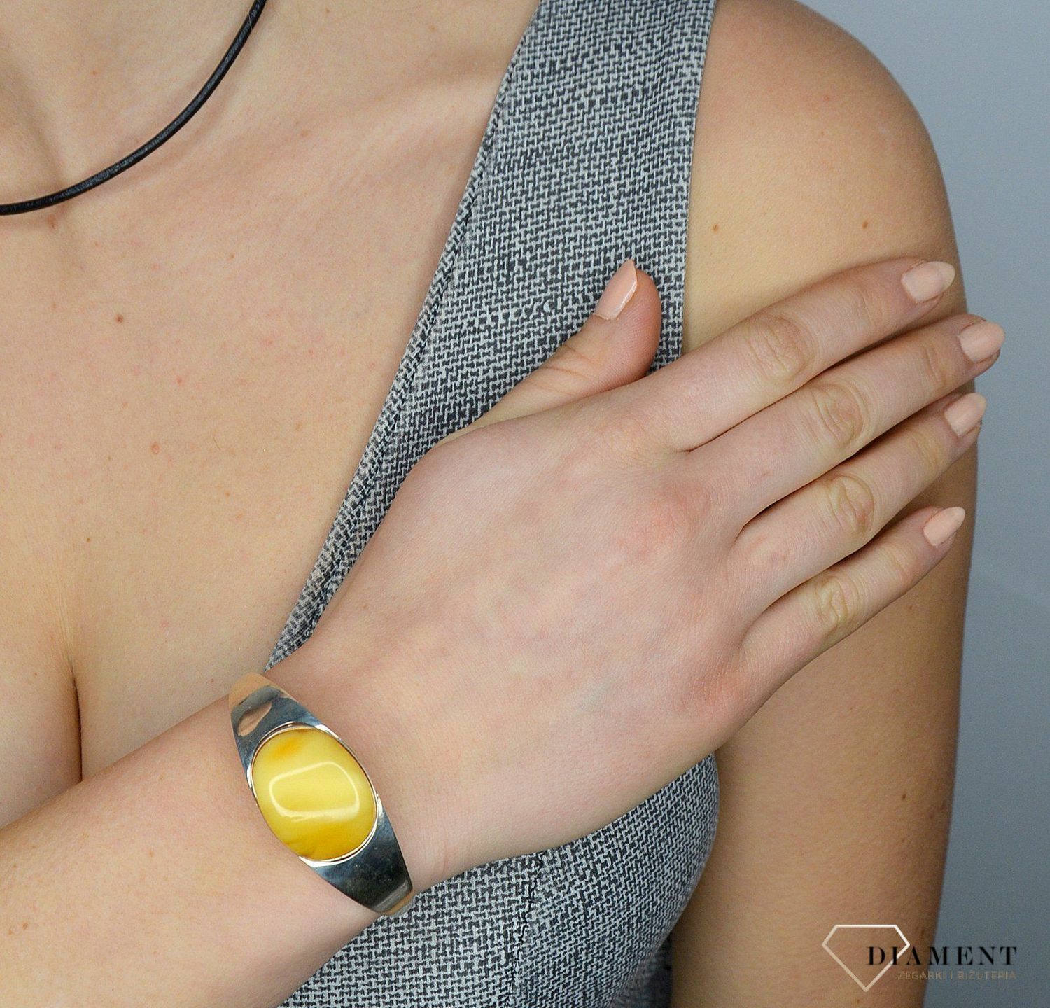 Bransoleta sztywna z jasnym bursztynem TSB000004-61 to propozycja od sklepu jubilerskiego Diament.jpg