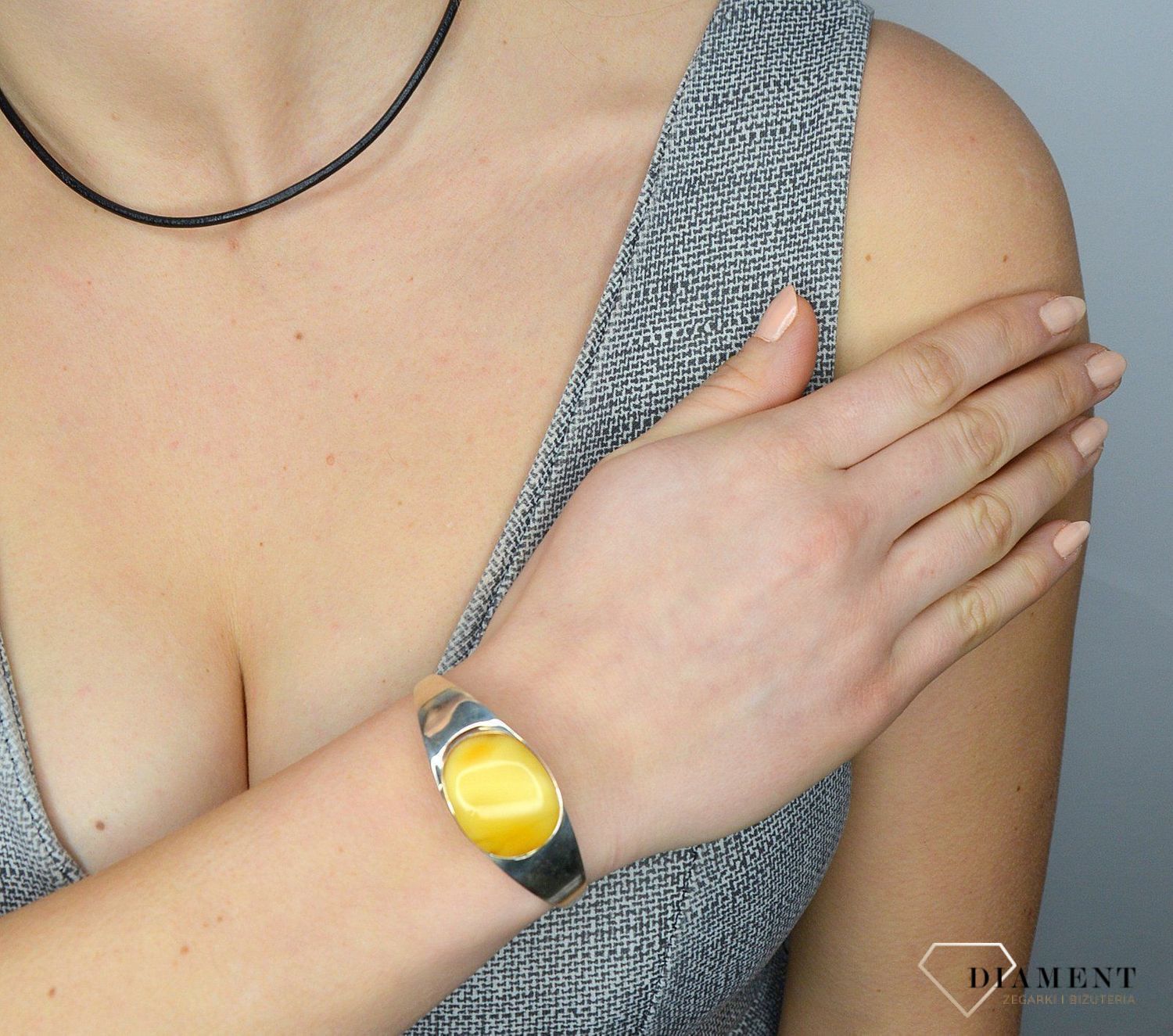 Bransoleta sztywna z jasnym bursztynem TSB000004-61 to propozycja od sklepu jubilerskiego Diament.jpg