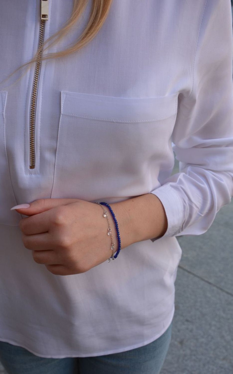 Srebrna bransoletka z niebieskimi koralikami z drugim delikatnym, ażurkowym łańcuszku na którym znajdują się białe kryształki. Zapinanie na karabińczyk..jpg