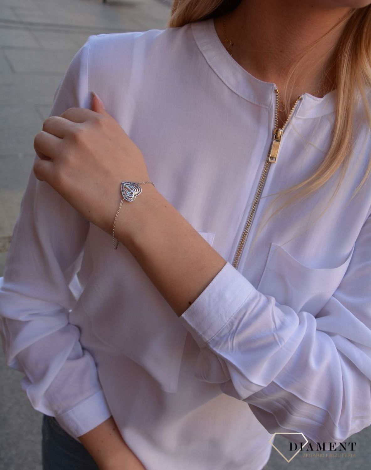 Srebrna bransoletka z motywem serca, które dookoła zostało ozdobione kolorową cyrkonią. Srebrna bransoletka z delikatnym łańcuszkiem z zapięciem na karabińczyk..jpg