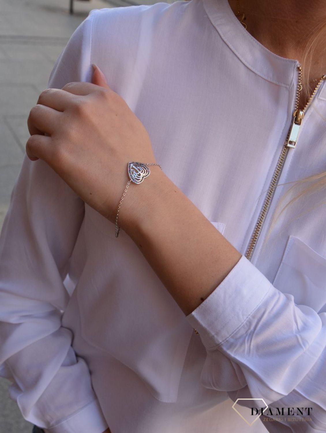 Srebrna bransoletka z motywem serca, które dookoła zostało ozdobione kolorową cyrkonią. Srebrna bransoletka z delikatnym łańcuszkiem z zapięciem na karabińczyk..jpg