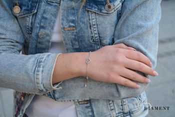 Srebrna bransoletka ze znakiem nieskończoności i błyszczącym serduszkiem została wykonana z rodowanego srebra 925. Dzięki tej metodzie srebro nie ciemnieje (4).JPG