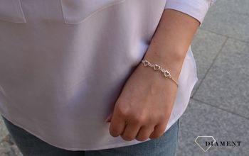 Srebrna bransoletka z motywem serc, to idealny pomysł na prezent dla ukochanej kobiety. Przy zakupie zostanie starannie zapakowany w ozdobne pudełko (1).JPG