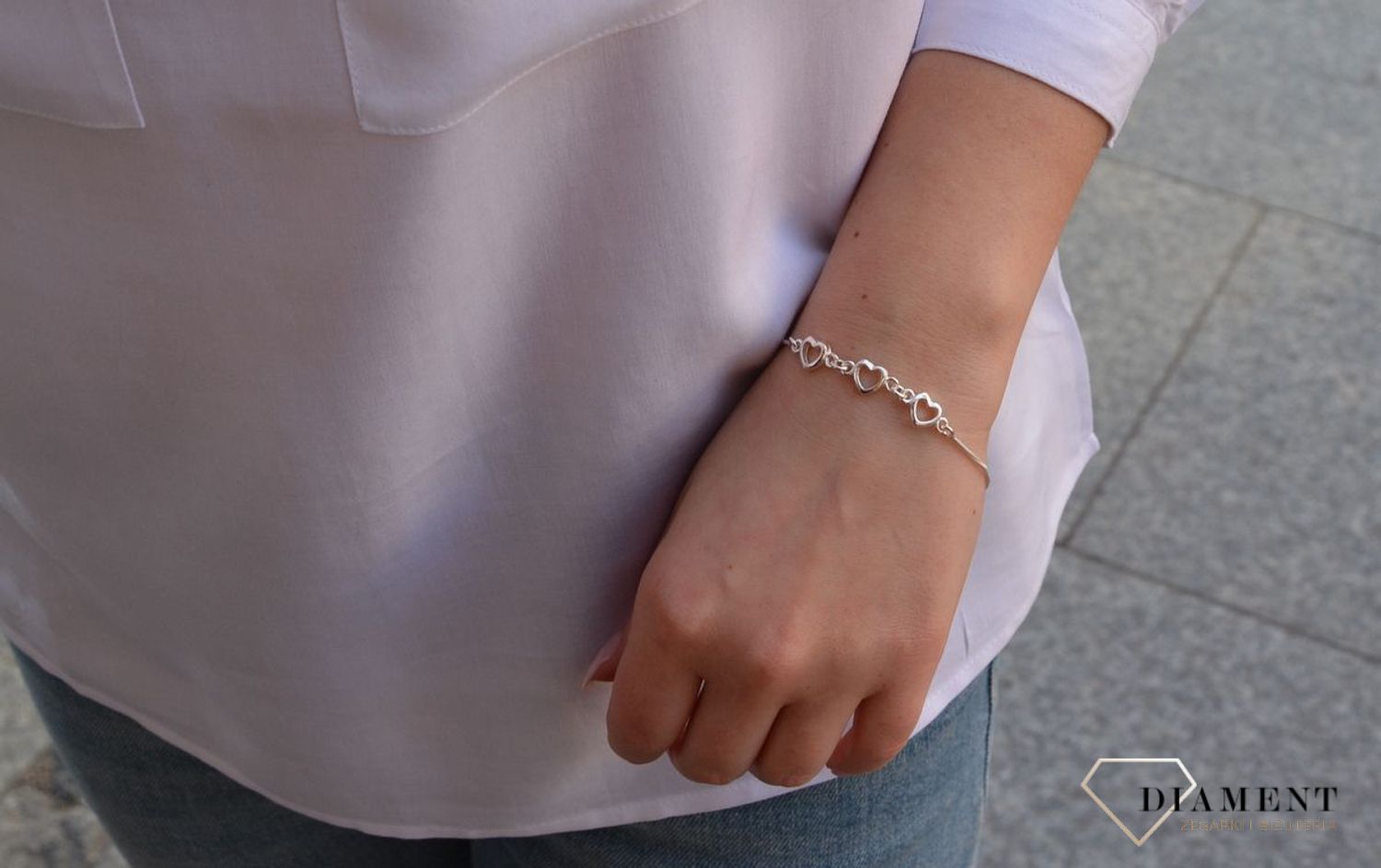 Srebrna bransoletka z motywem serc, to idealny pomysł na prezent dla ukochanej kobiety. Przy zakupie zostanie starannie zapakowany w ozdobne pudełko..jpg