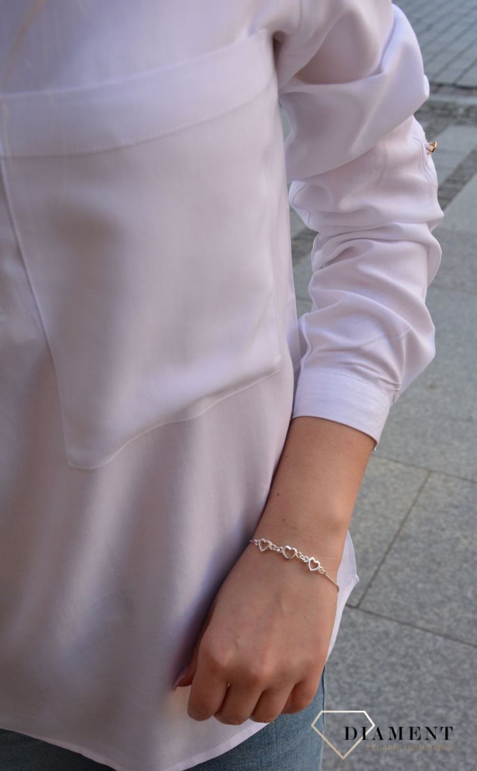 Srebrna bransoletka z motywem serc, to idealny pomysł na prezent dla ukochanej kobiety. Przy zakupie zostanie starannie zapakowany w ozdobne pudełko..jpg