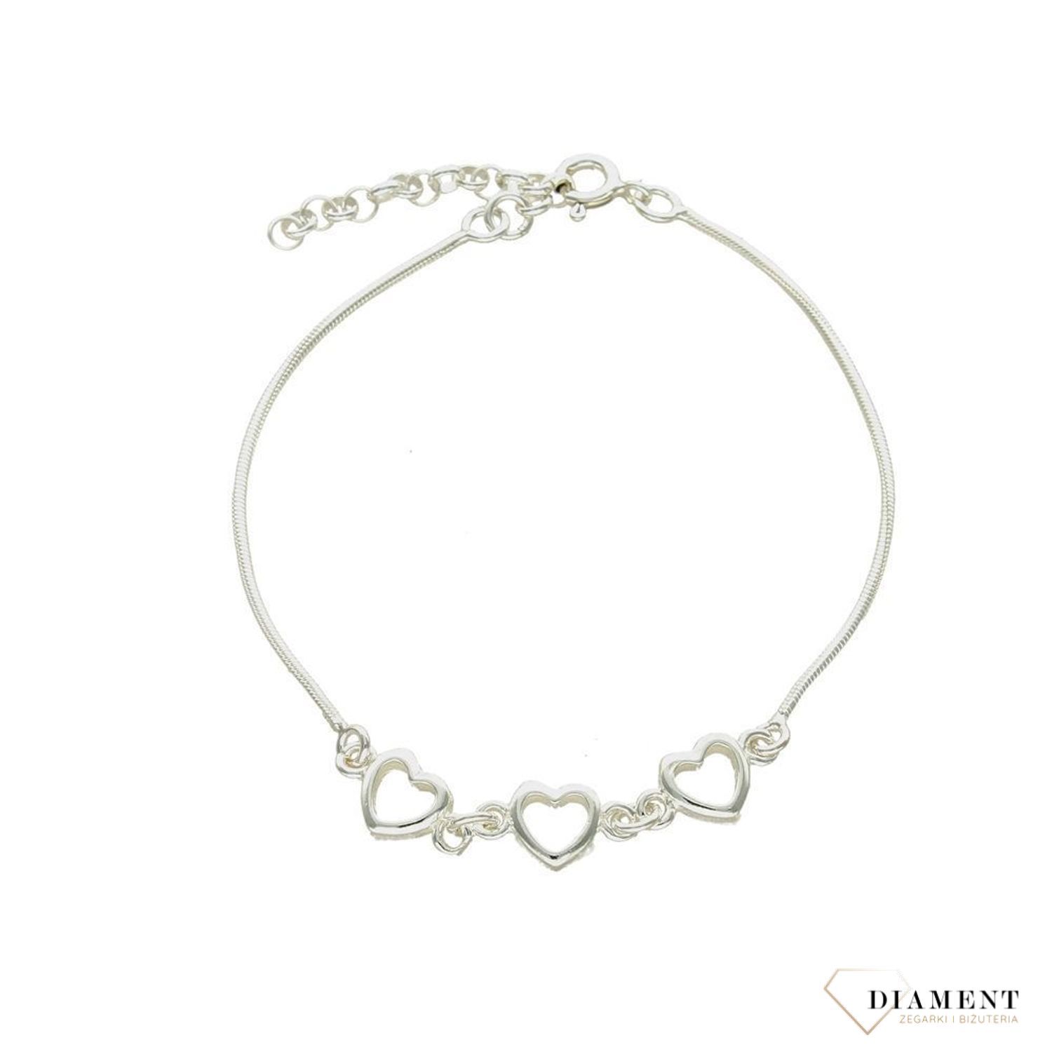 Srebrna bransoletka z motywem serc, to idealny pomysł na prezent dla ukochanej kobiety. Przy zakupie zostanie starannie zapakowany w ozdobne pudełko..jpg